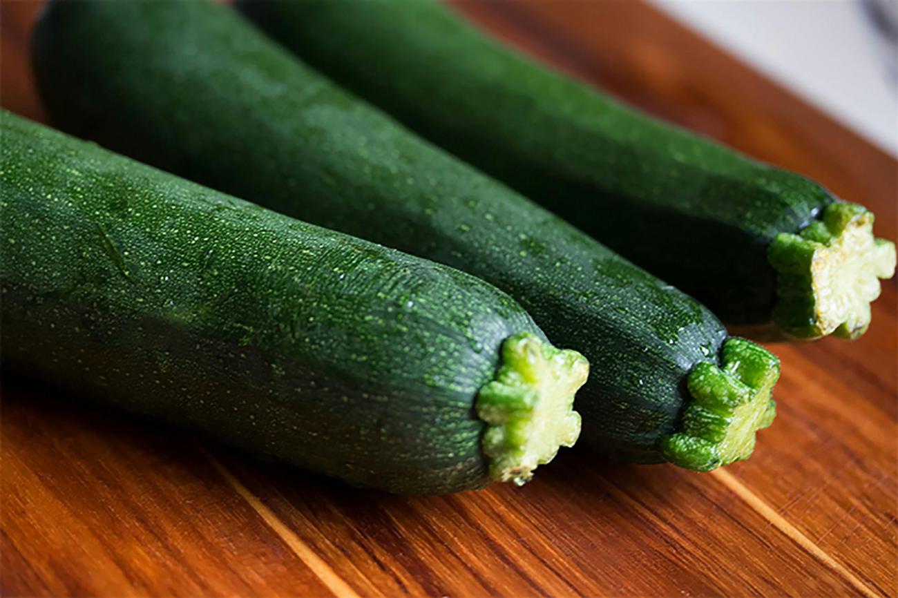 3 Zuchini Brown Holzoberfläche