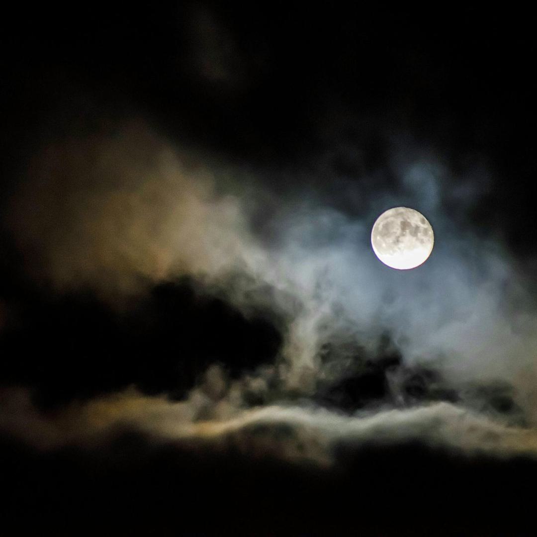Wolken Unter Vollmond