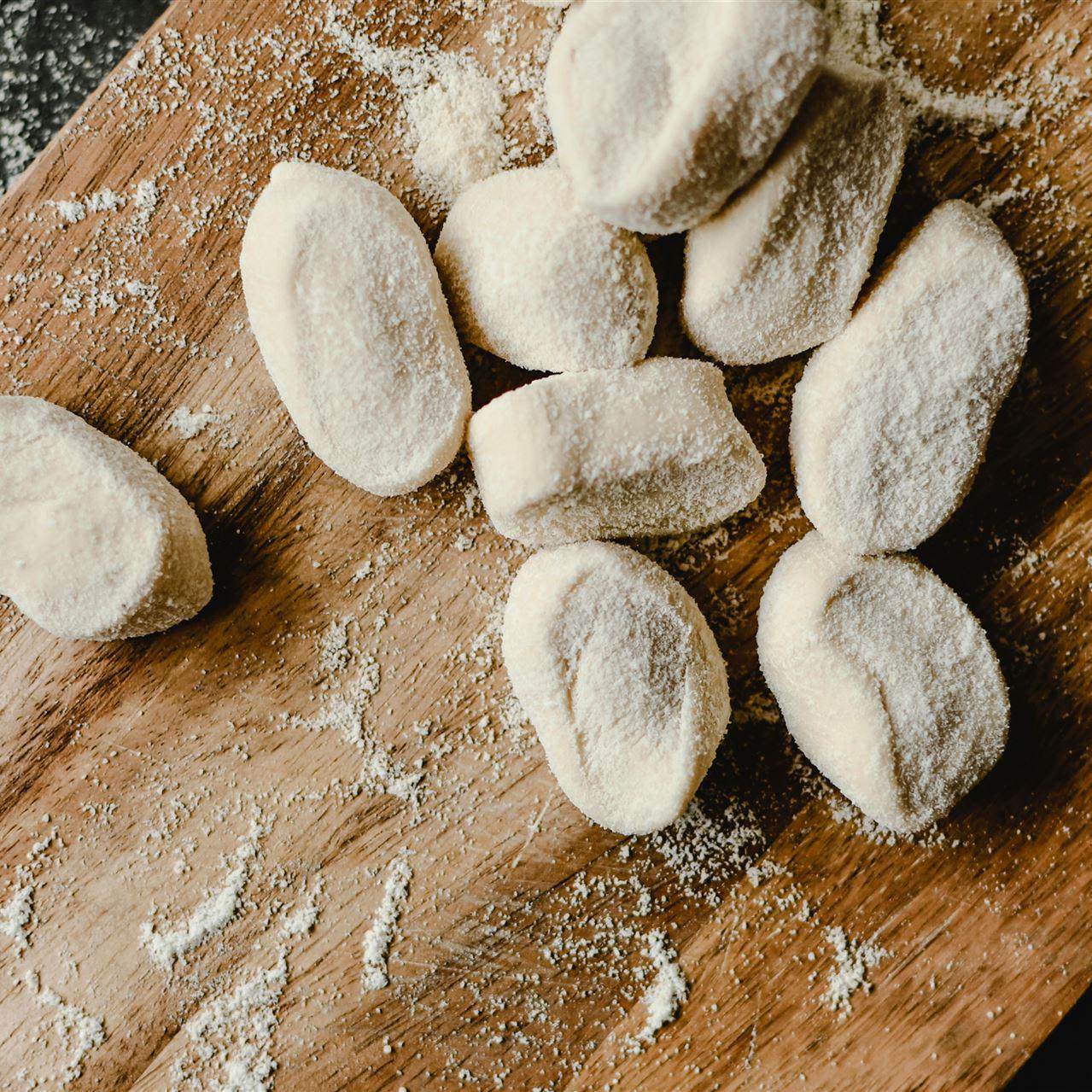 Kostenloses Stock Foto zu essen, essenszubereitung, hölzernen schneidebrett